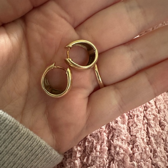 Vintage 14k solid yellow gold chunky oval huggie hoops - Picture 4 of 9